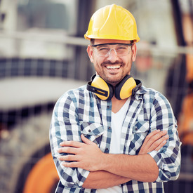 Bauarbeiter mit Helm und Bagger
